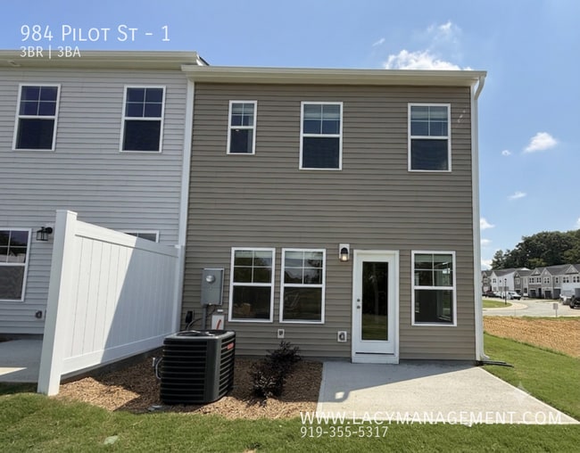 Building Photo - 984 Pilot St