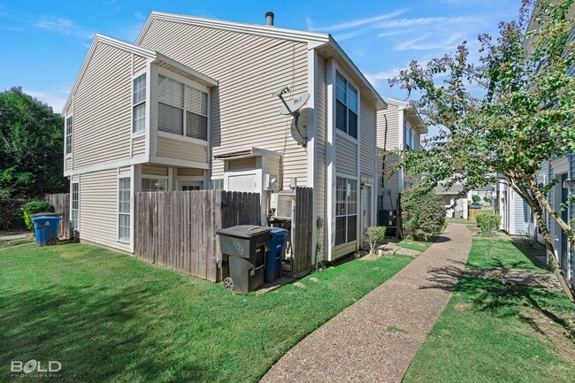 Building Photo - End Unit in Cobblestone with covered parking