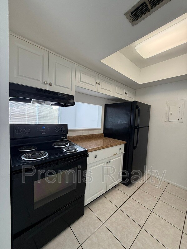 Building Photo - 1575 Greenlea Dr