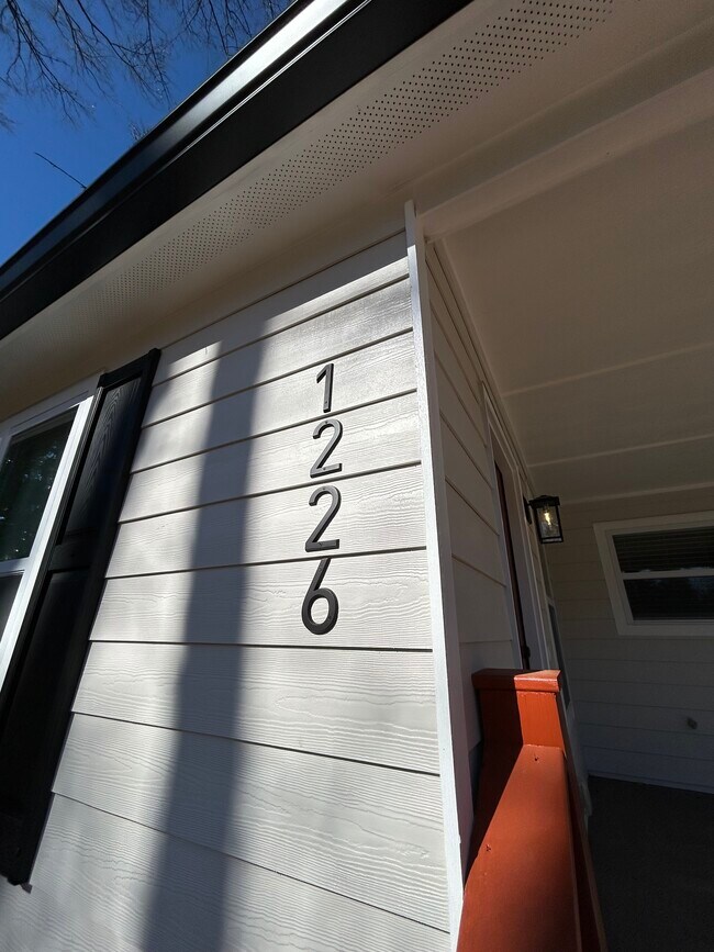 Building Photo - 1226 Beechview Dr SE