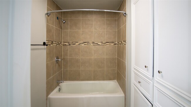 Building Photo - 3406 Deerwood Ln