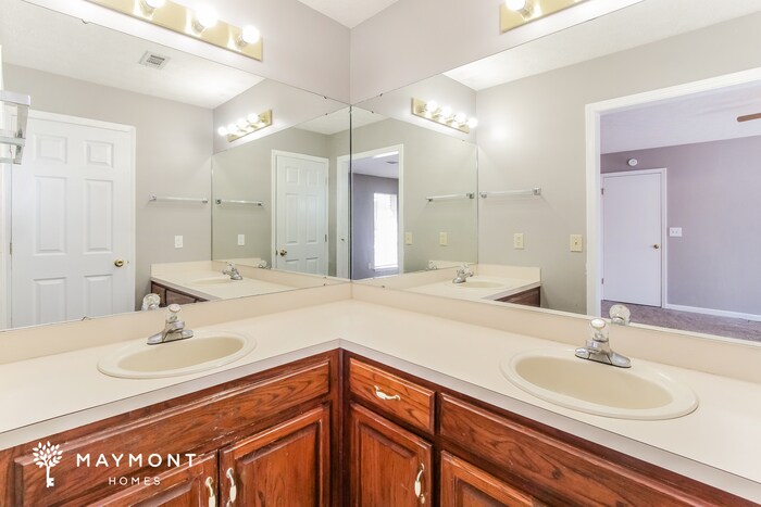 Building Photo - 7076 Lakeview Dr