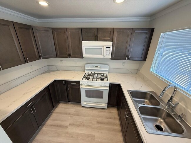 Building Photo - 2 bedroom 1.5 Bath Upgraded Townhome