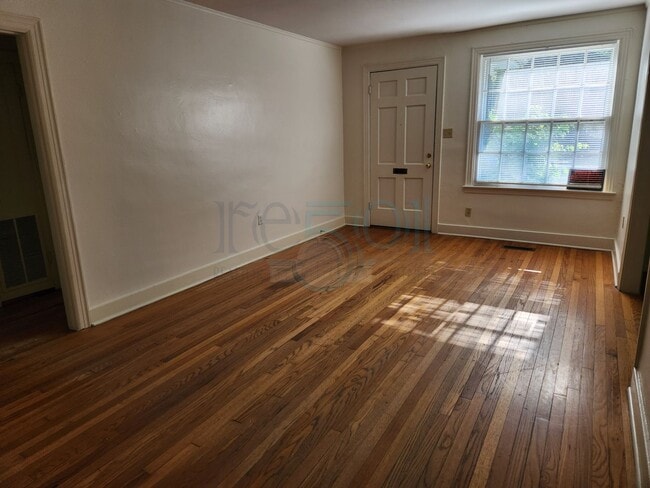 Building Photo - Great 3 Bedroom 1 Bathroom in Forest Heigh...