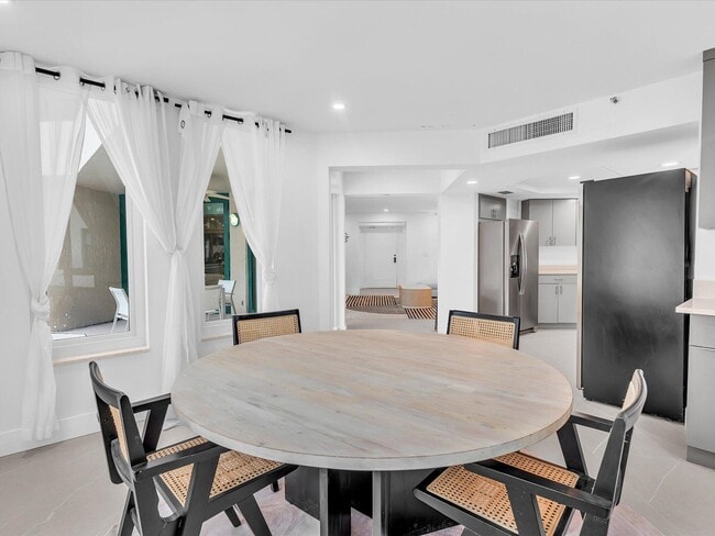 Building Photo - 120 SE 5th Ave