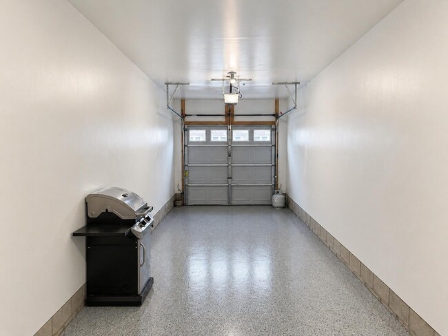 Building Photo - 1346 Hillcrest Dr