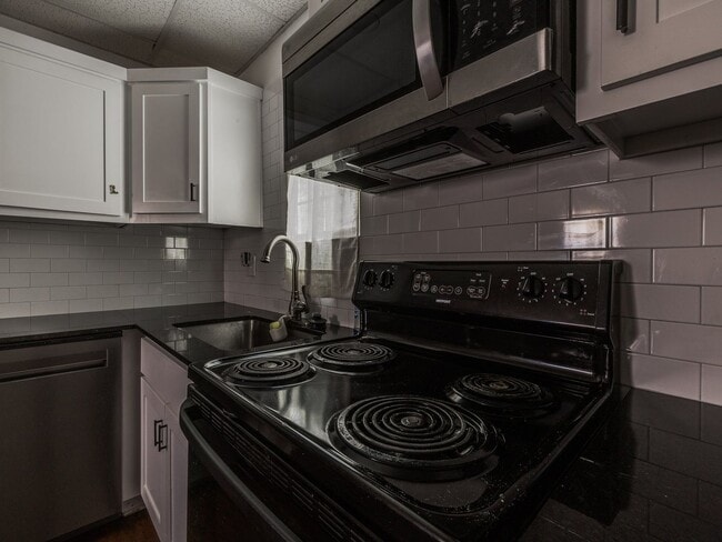 Building Photo - Great home, 4 bedrooms or 3+study, 1.5 bat...