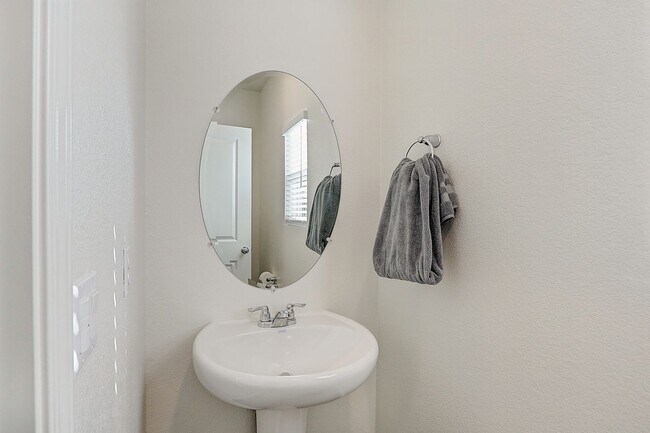 Building Photo - 4 YEARS NEW, FULLY FURNISHED 4 BEDROOM, 2....