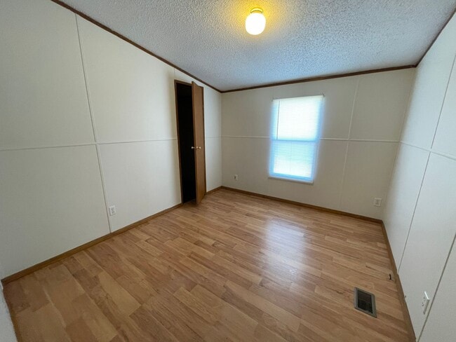 Building Photo - 3 BR, 2 BA doublewide in Pikeville!