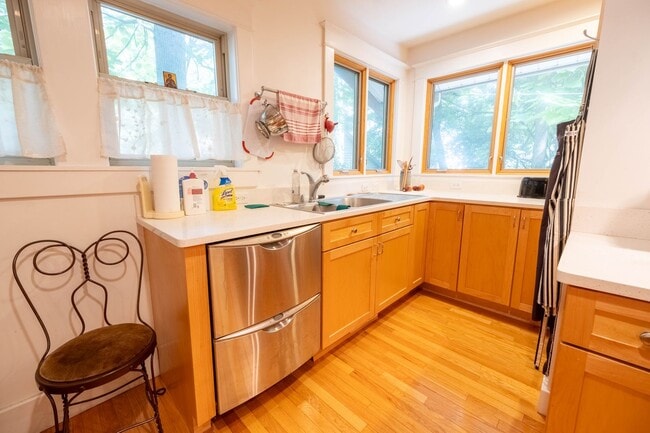 Building Photo - 6 Month Lease: 2 BED / 2.5 BATH HOUSE CLOS...