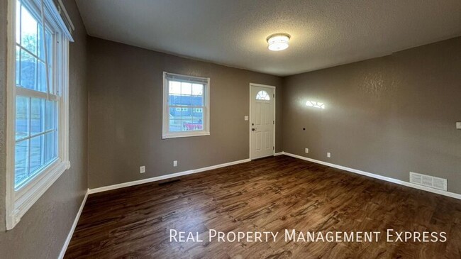 Building Photo - 3 Bedroom 1 Bathroom Single Family Home ne...