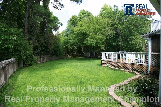 Building Photo - Charming home with open floor plan, vaulted ceilings and spacious backyard