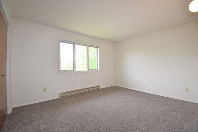 Building Photo - Top Floor Two Bedroom! Great Cental Location