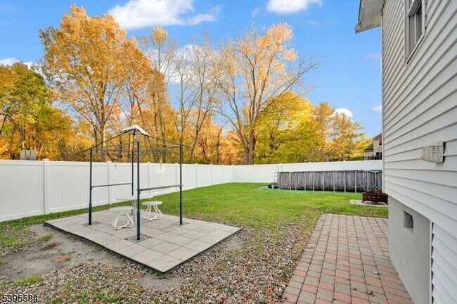 Building Photo - 15 Sweetwood Ct