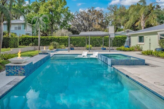 Building Photo - 812 East Blvd