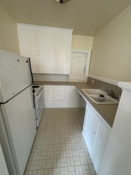 Kitchen - 1329 Northeast Hancock Street