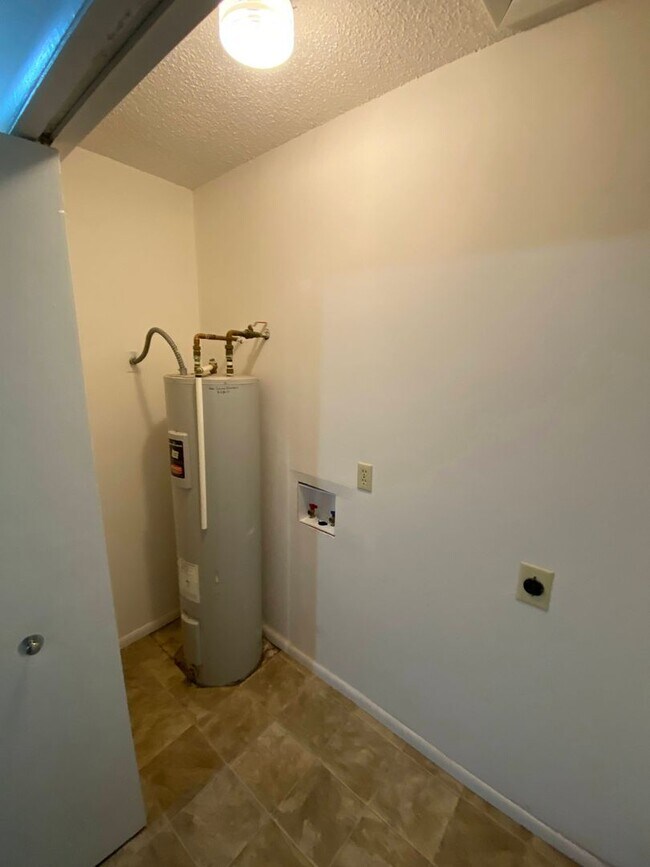 Building Photo - 810 Mary Anne Dr