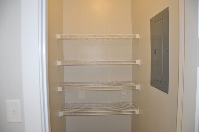 Building Photo - 3 bedroom, 2 bathroom house located in the...