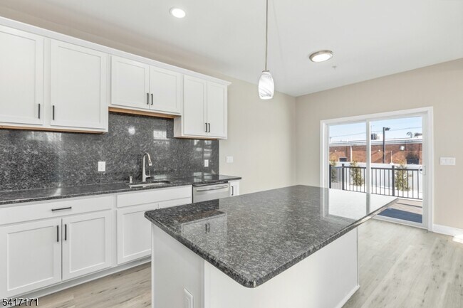 Building Photo - 156 N Auten Ave