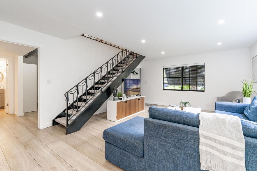 Building Photo - 809 SW 14th Ct