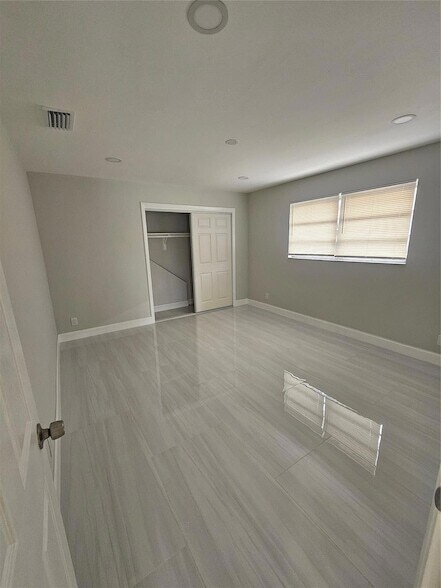 Building Photo - 4072 SW 51st St