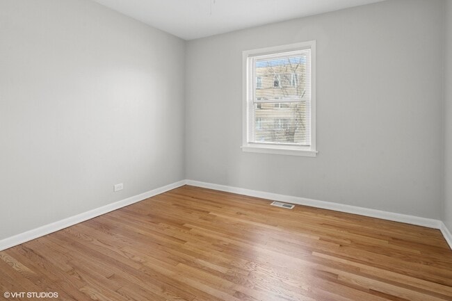 Building Photo - 6341 N Leavitt St