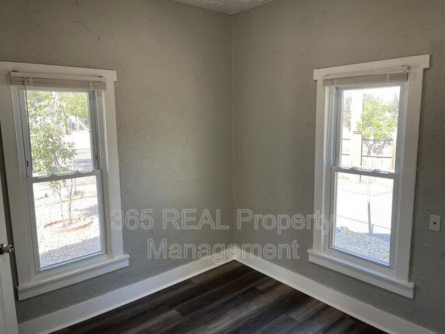 Building Photo - 318 12th Ave
