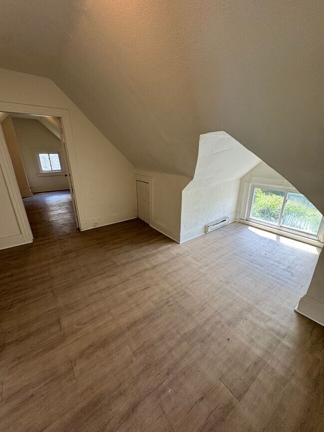 Building Photo - 540 W 7th Ave