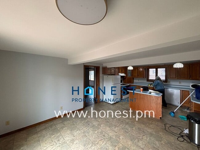 Building Photo - 273 Pond Rd