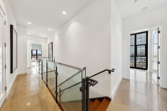 Building Photo - 900 W Washington Blvd