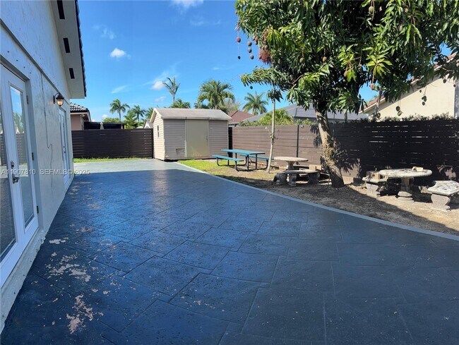 Building Photo - 709 SE 13th Terrace