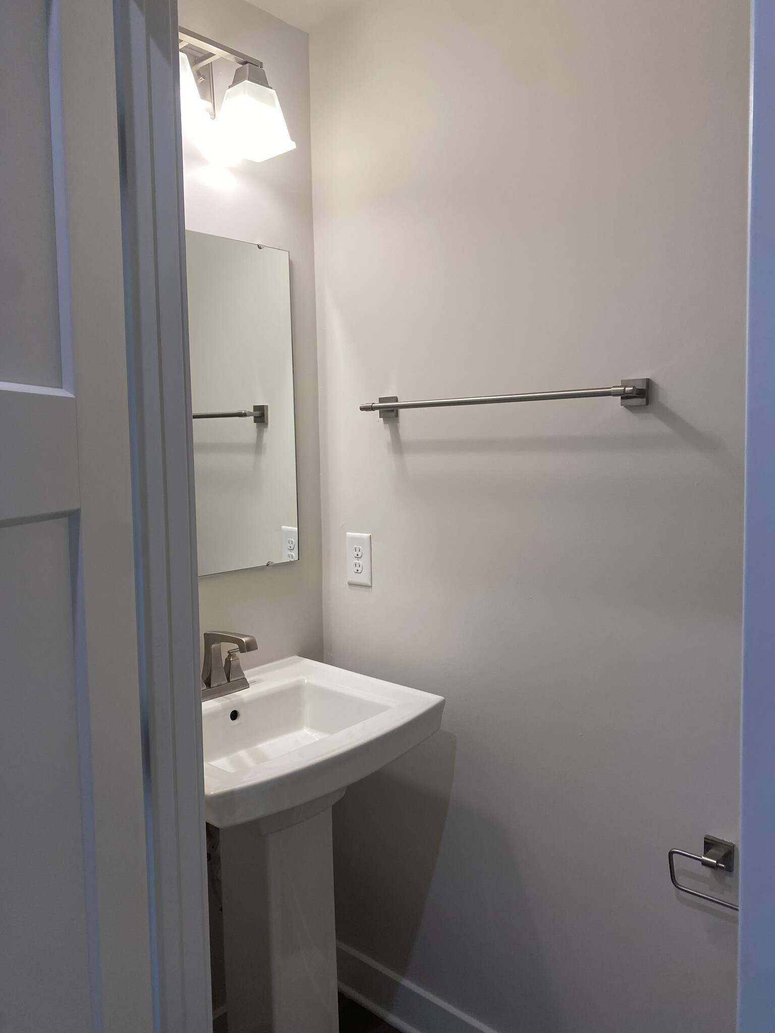 Building Photo - 1343 Crescent Ridge Dr
