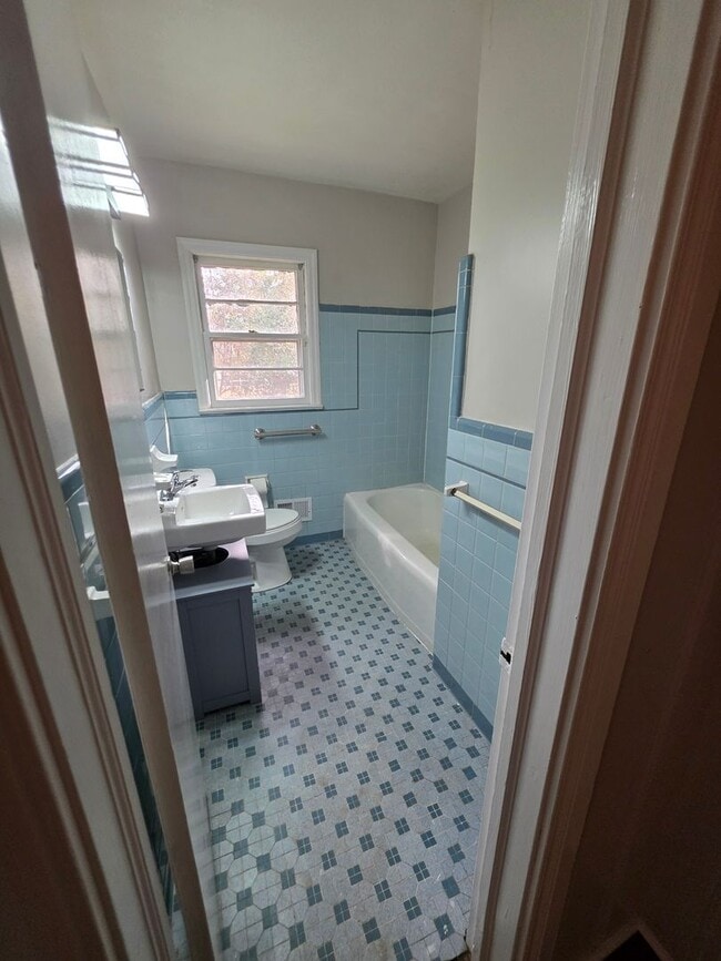 Building Photo - 107 Creek Dr