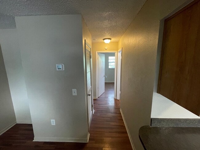 Building Photo - 2/1 Apartment