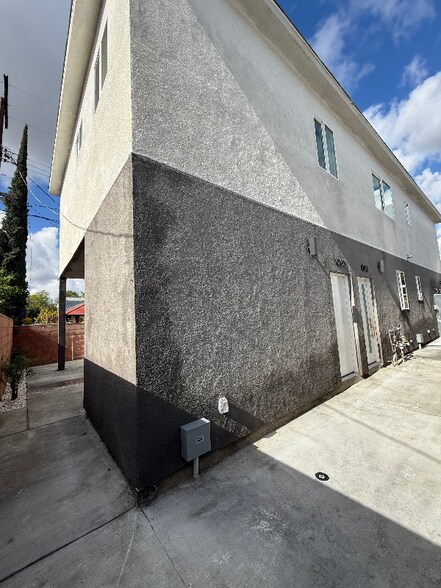 Building Photo - 10157 Swinton Ave