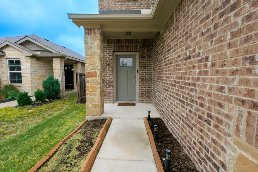 Building Photo - 209 Yoakum St