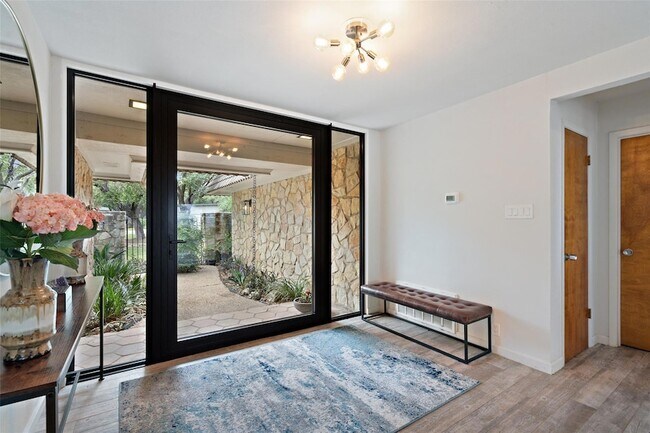 Building Photo - 113 Comet