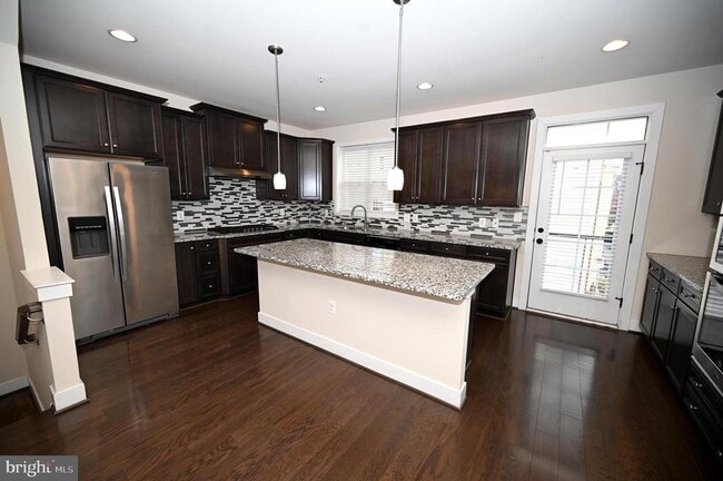 Building Photo - 2413 Glenallan Ave