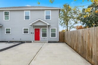 Building Photo - 8595 Parkway Dr