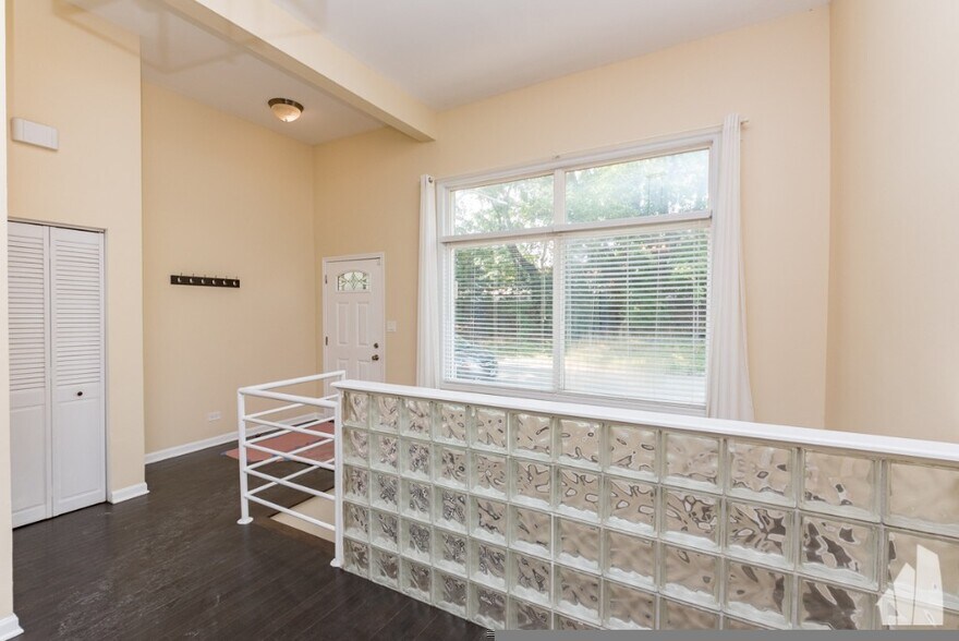 Building Photo - 3859 N Ravenswood Ave