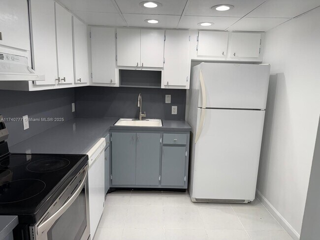 Building Photo - 100 Bayview Dr