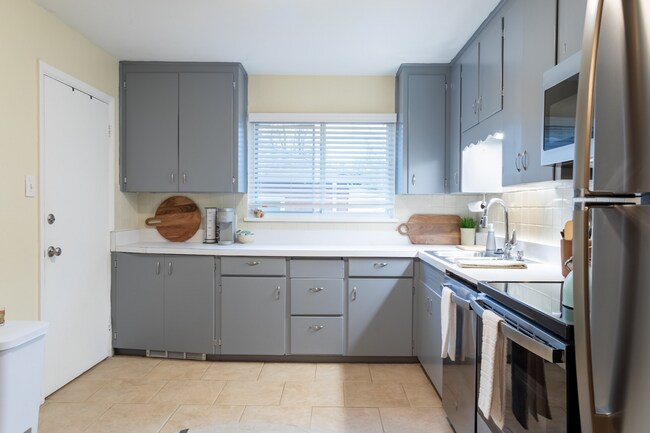 Building Photo - Spacious Updated Unit of Quadplex Availabl...