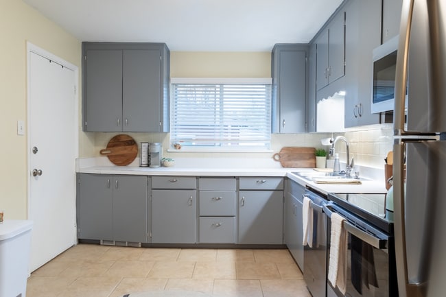 Building Photo - Spacious Updated Unit of Quadplex Available in Park Hill