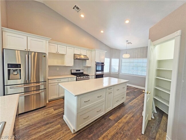 Building Photo - 3630 E Vineyard Dr