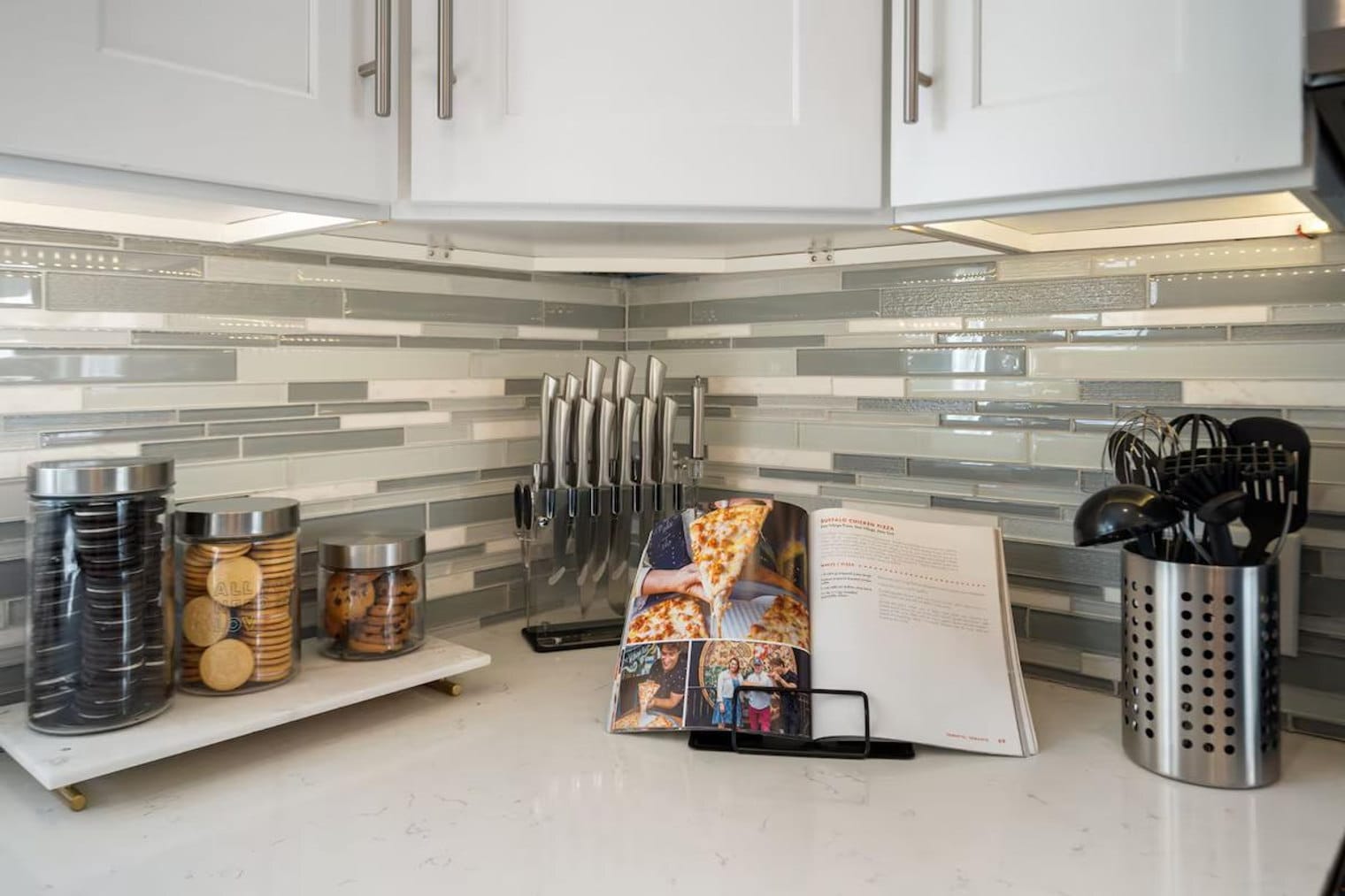 Building Photo - 32 E 44th St