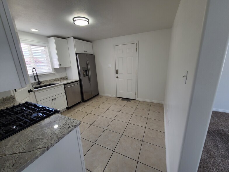 Building Photo - 1024 N 600 W