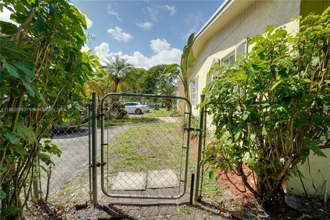 Building Photo - 2401 SW 58th Manor
