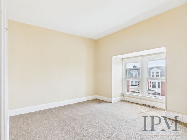 Building Photo - Available Now! Spacious 5 Bedroom Home Loc...
