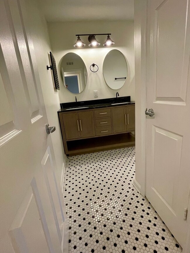 Building Photo - 515 Basswood Ave