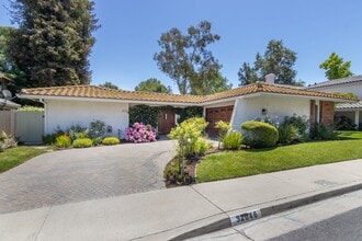 Building Photo - Beautiful First Neighborhood home!